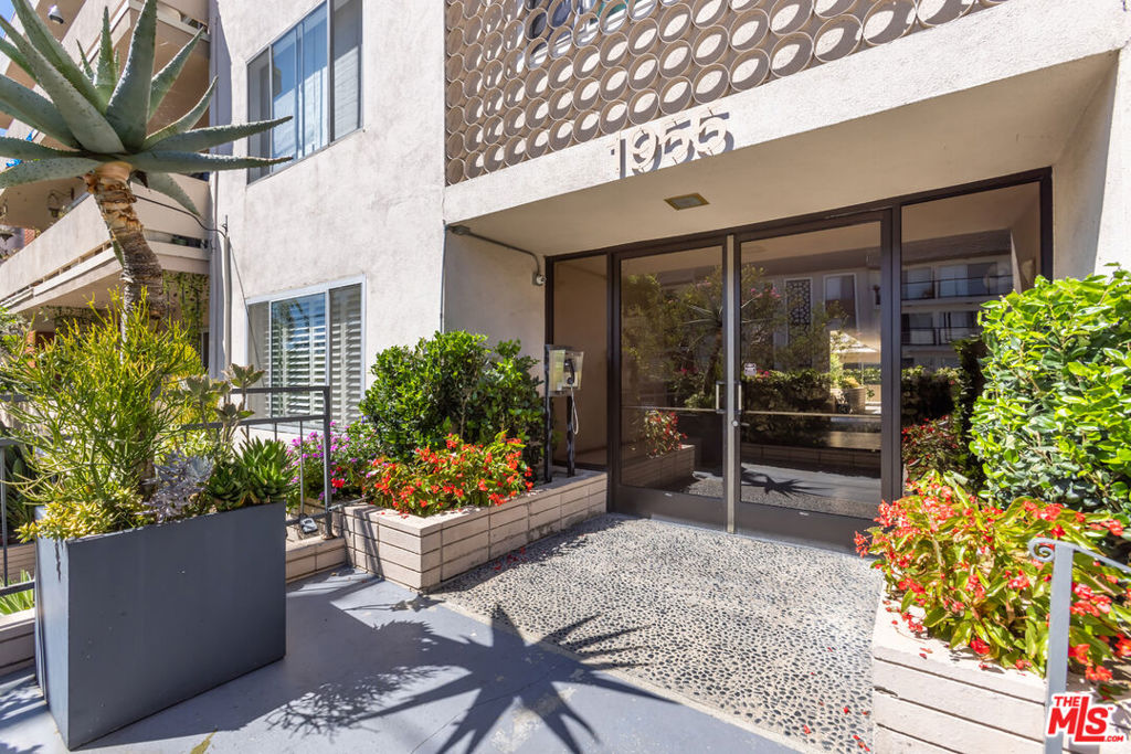 1955 Tamarind Avenue 2