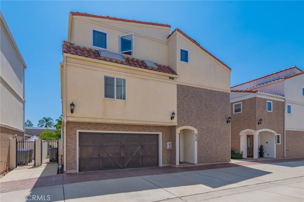 636 E 220th
