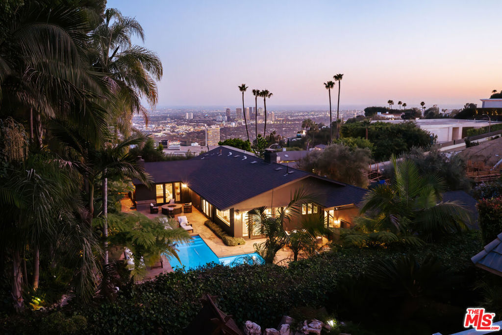 1744 N Doheny Drive