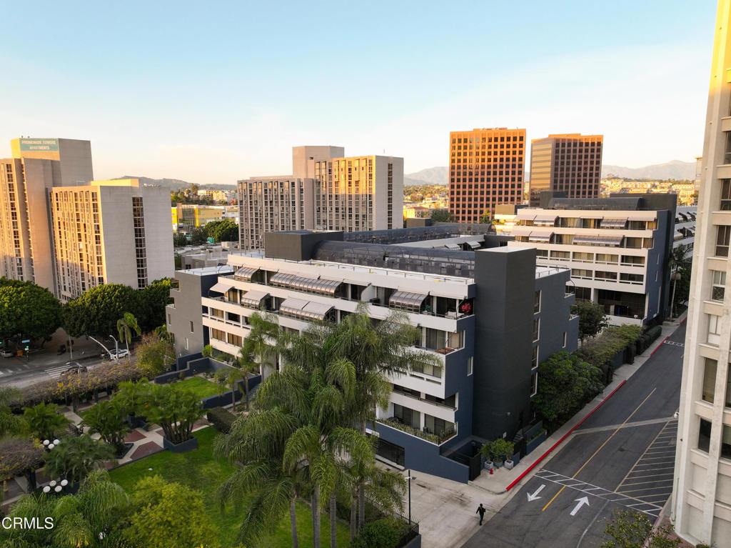 880 W 1st Street 302