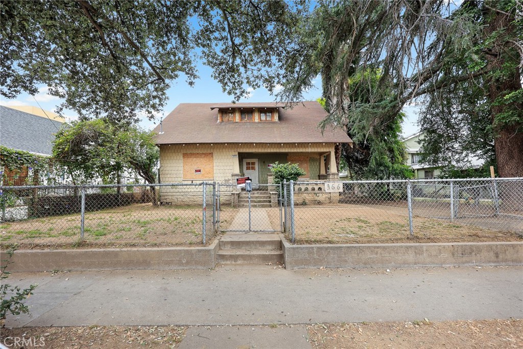 366 E Orange Grove