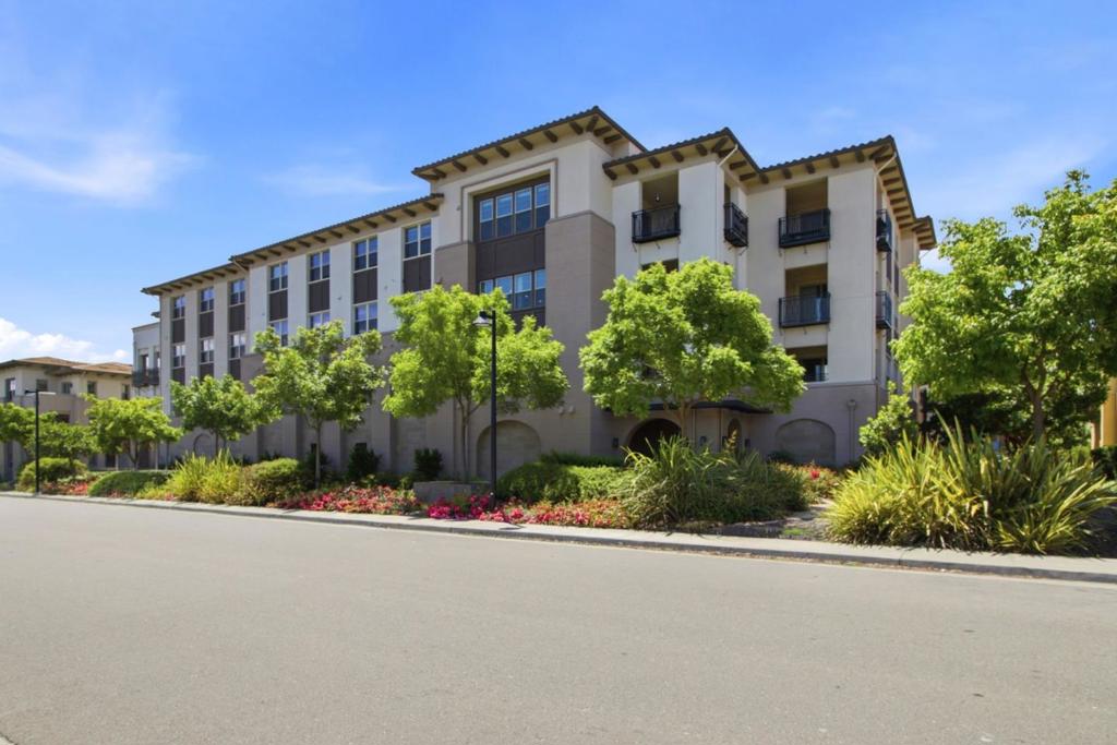 1069 Bigleaf Place 202