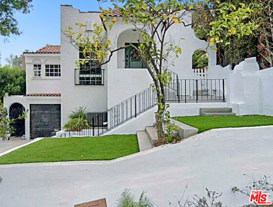 2209 N Gower Street