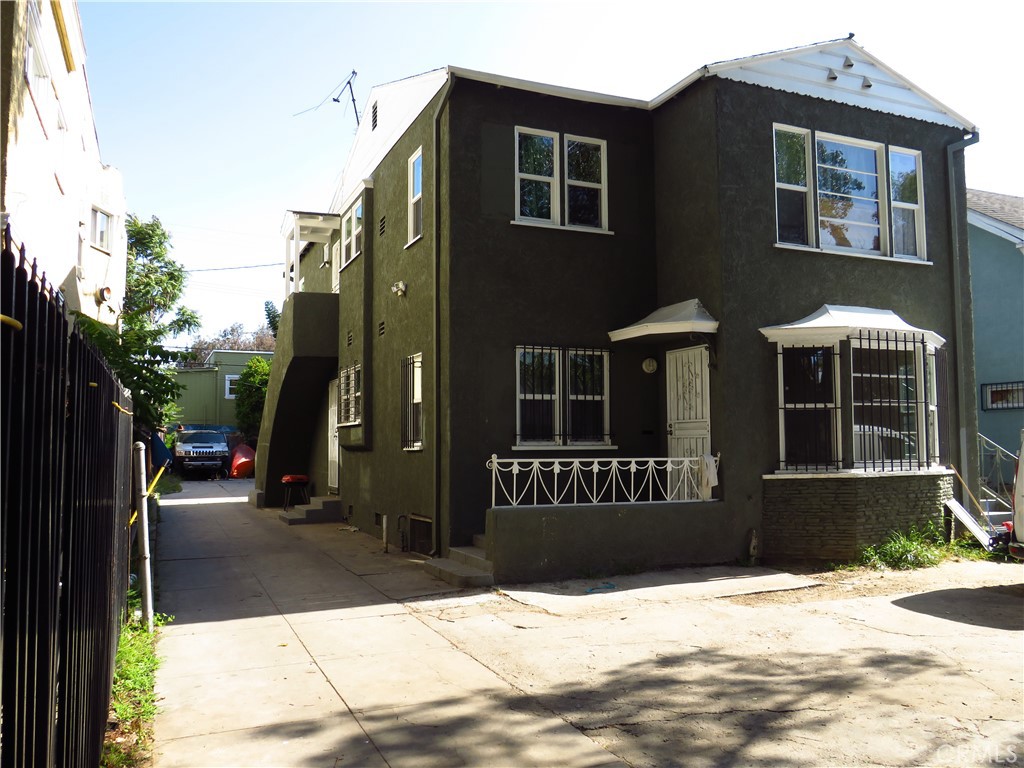 862 W 41st Street