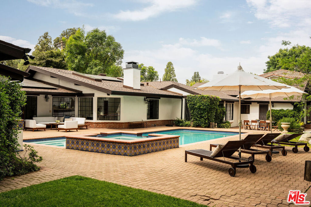 4860 Vanalden Avenue