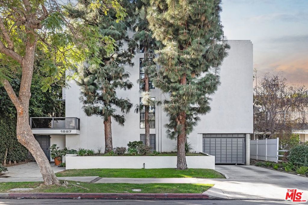1527 Veteran Avenue