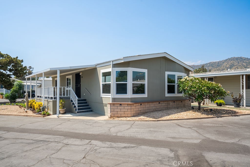 840 E Foothill 84