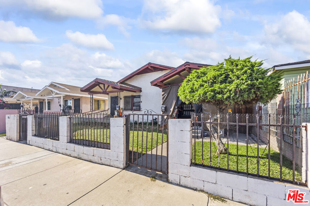 1253 E 76th Place