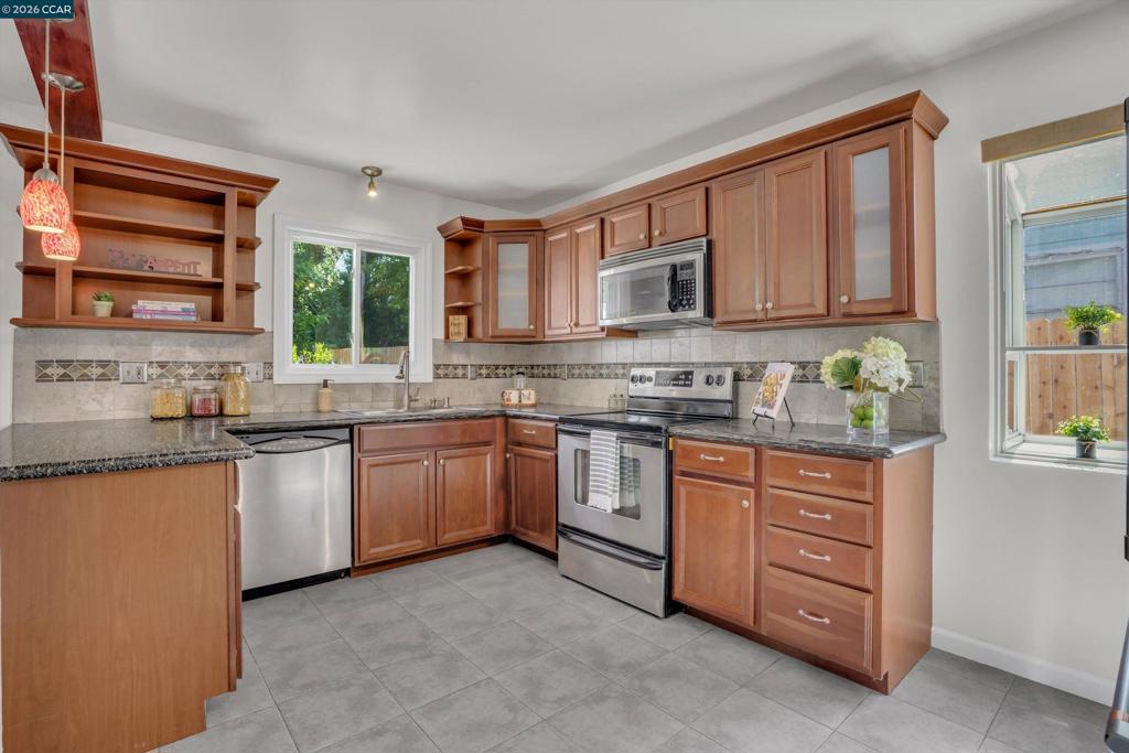144 Roslyn Dr