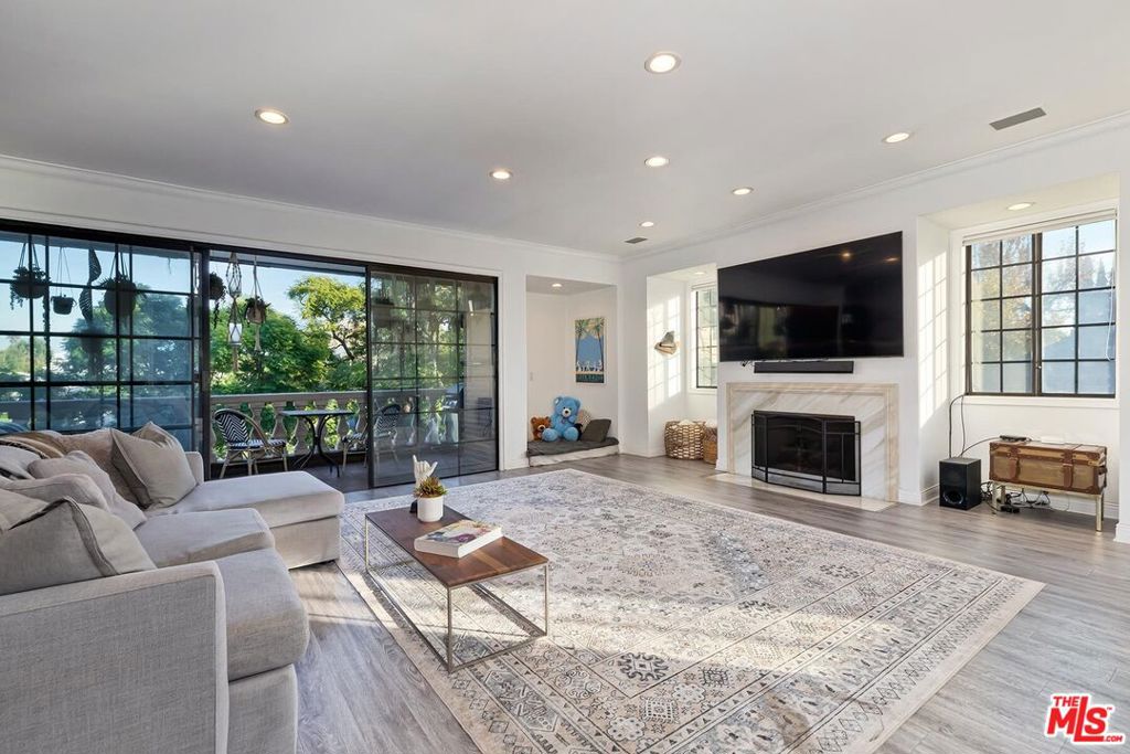 403 N Palm Drive 3