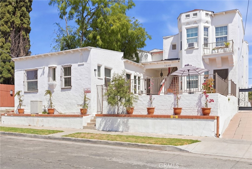 1250 N Mariposa Avenue
