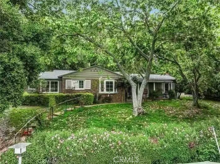 1835 Royal Oaks