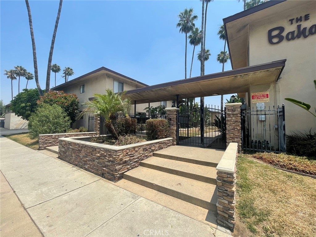 826 N Barranca