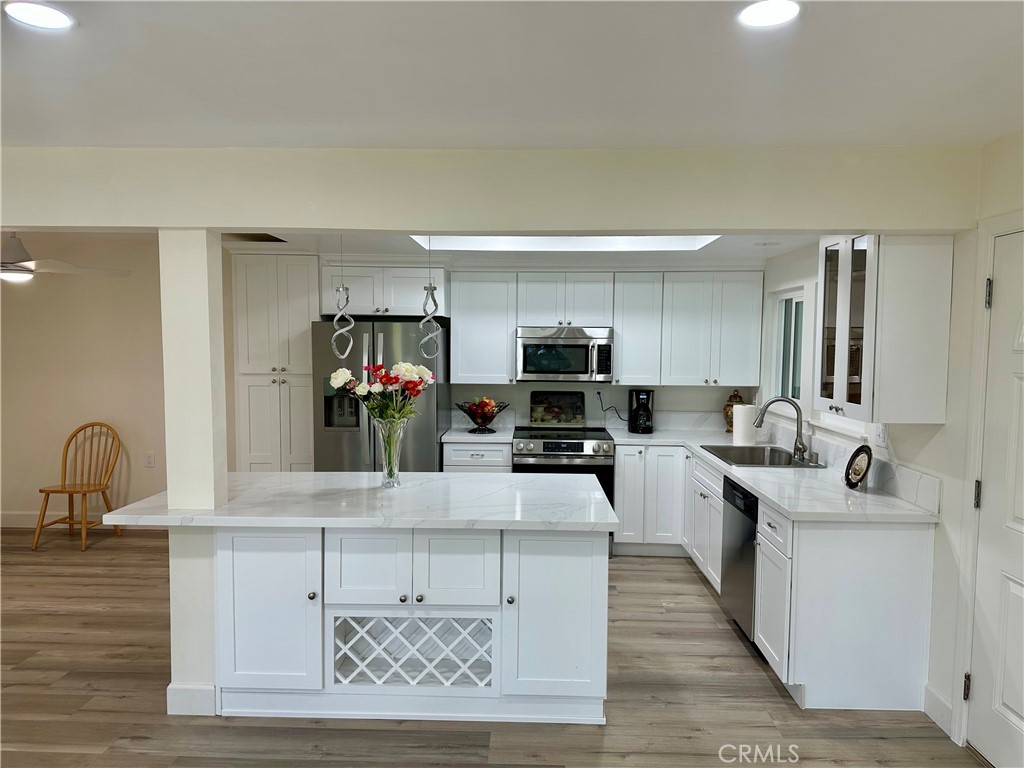2277 Via mariposa W B
