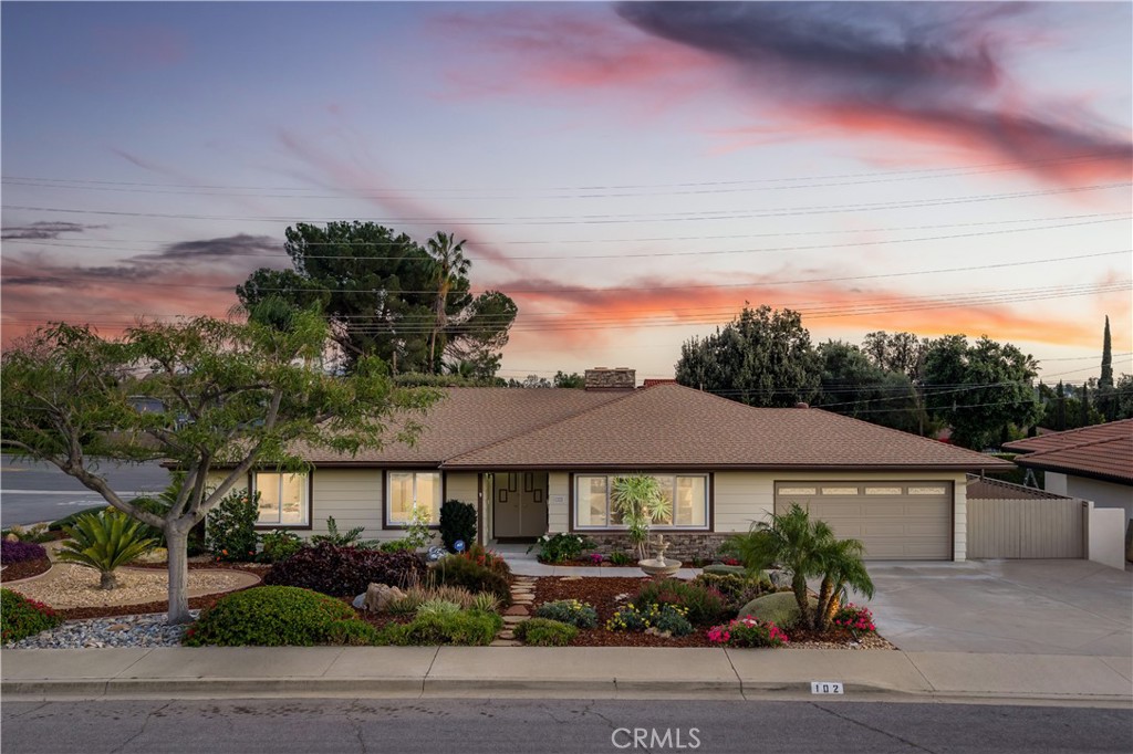 102 W Monterrey Drive