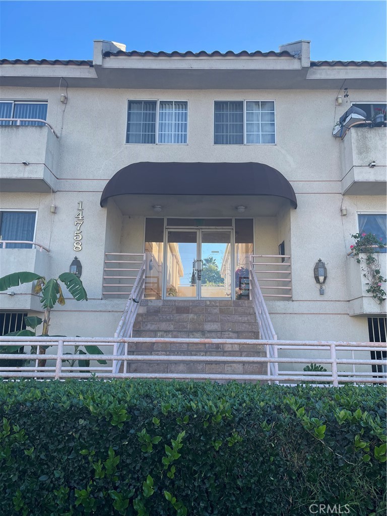 14758 Magnolia Boulevard 102