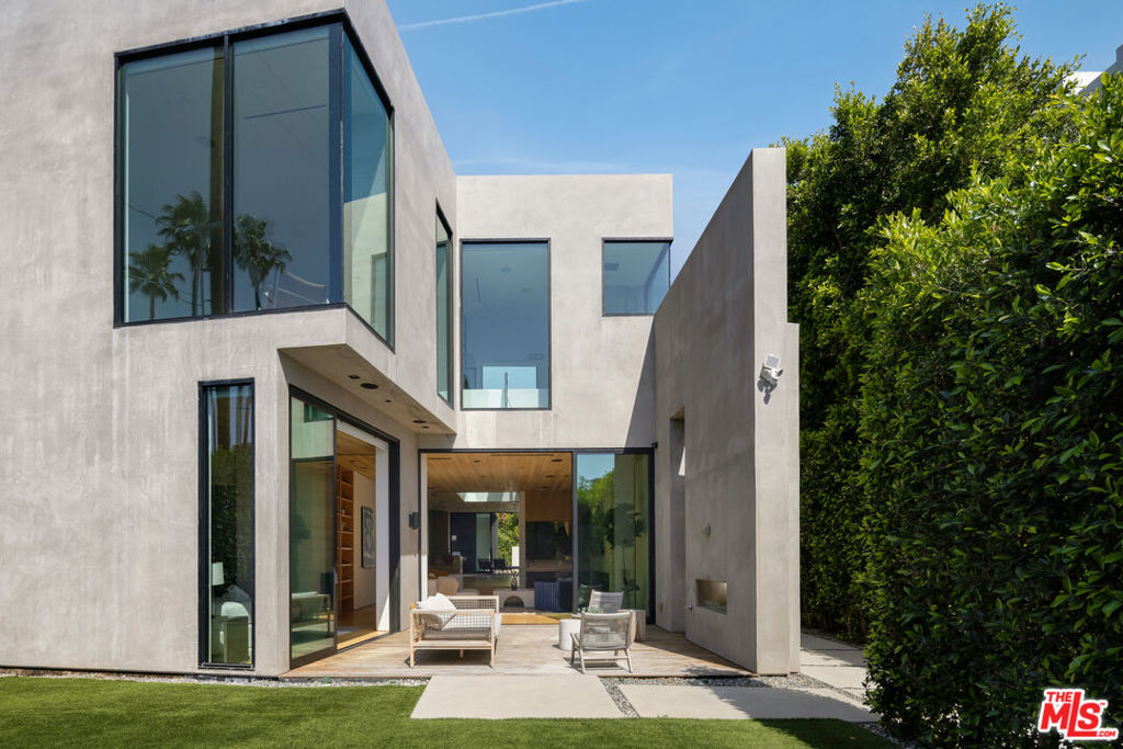 952 N Laurel Avenue
