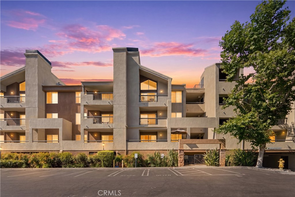 5535 Canoga 332