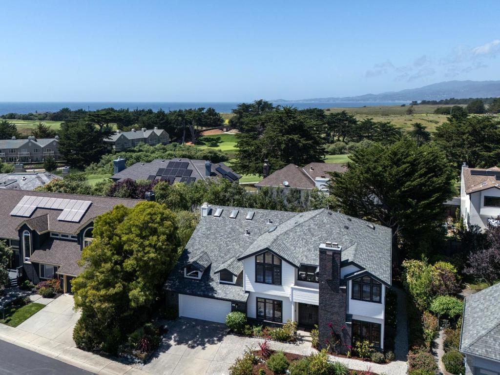 11 Fairway Place