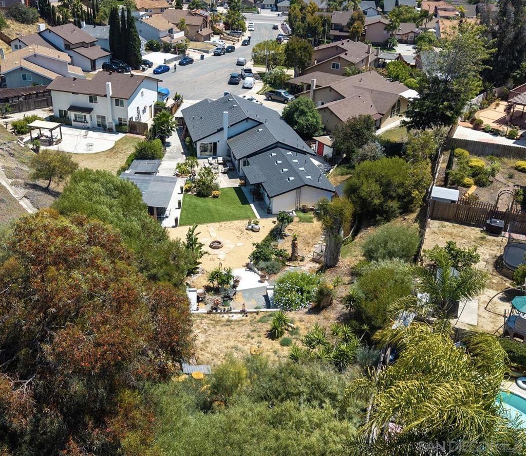 902 Loma View
