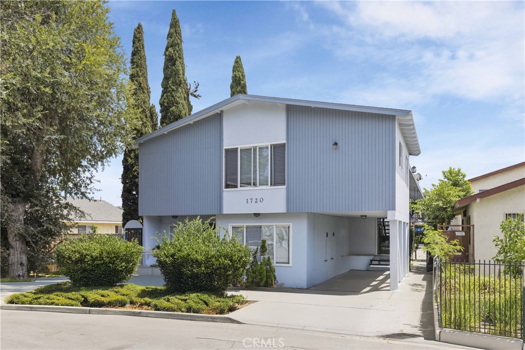1720 Cerritos Avenue