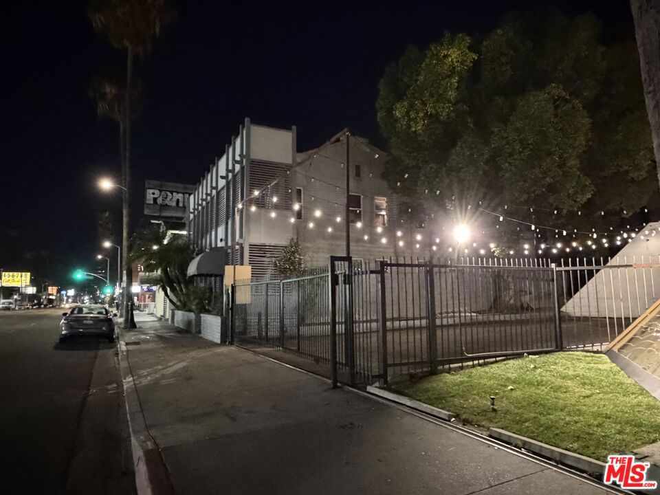5051 Sunset Boulevard