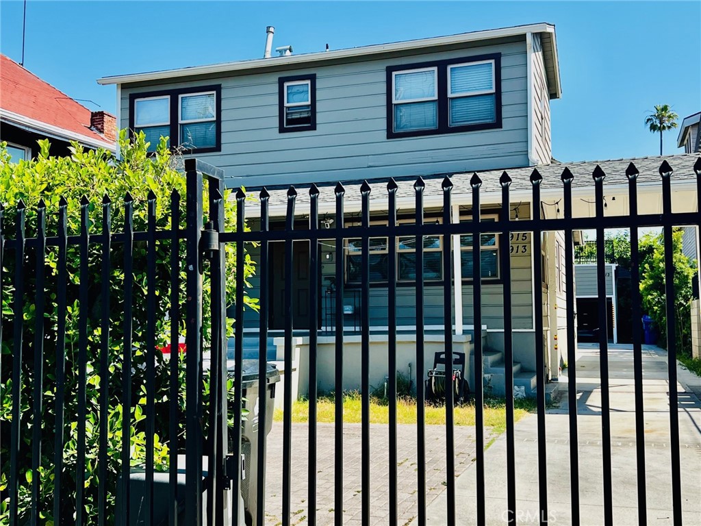 915 W 21st