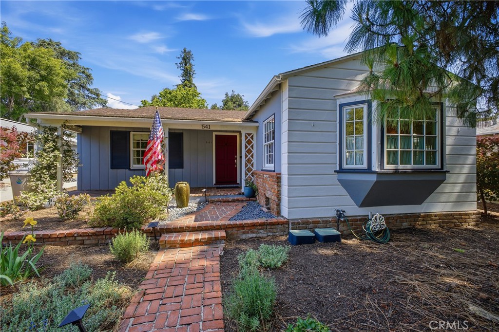 541 E Woodbury
