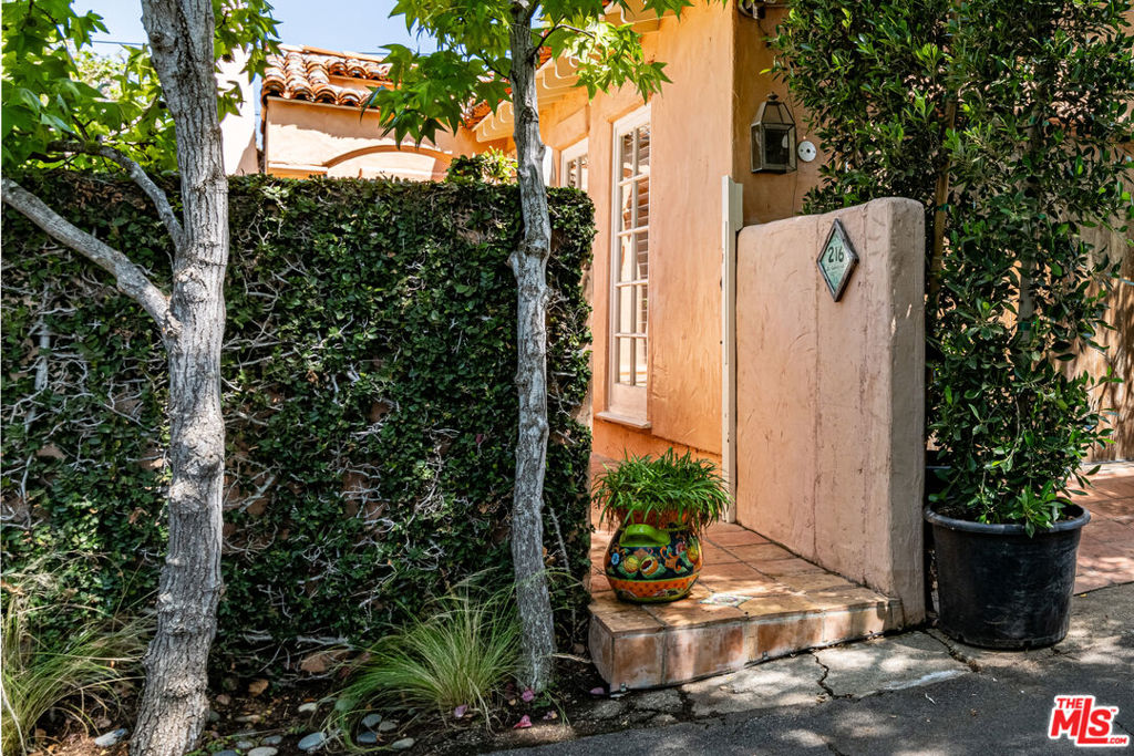 216 S Carmelina Avenue Guesthouse