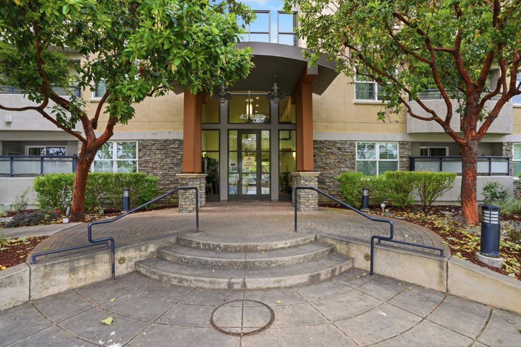 4388 El Camino Real 309