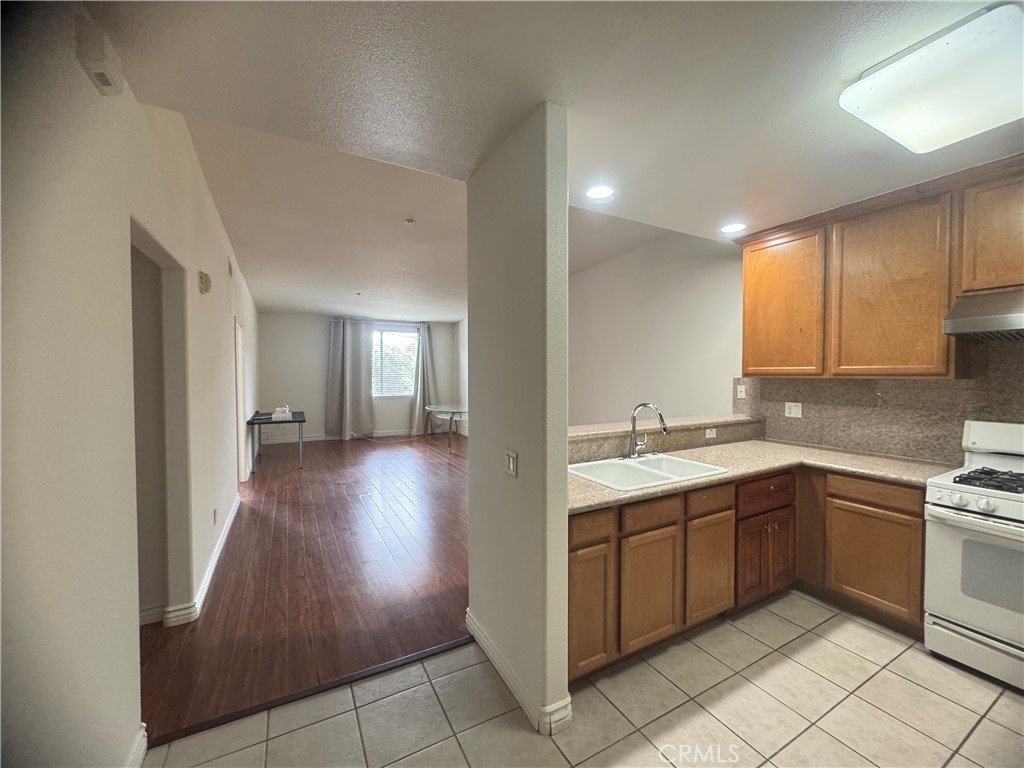 923 EAST VALLEY BLVD