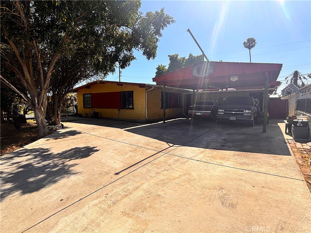 5703 N Rockvale