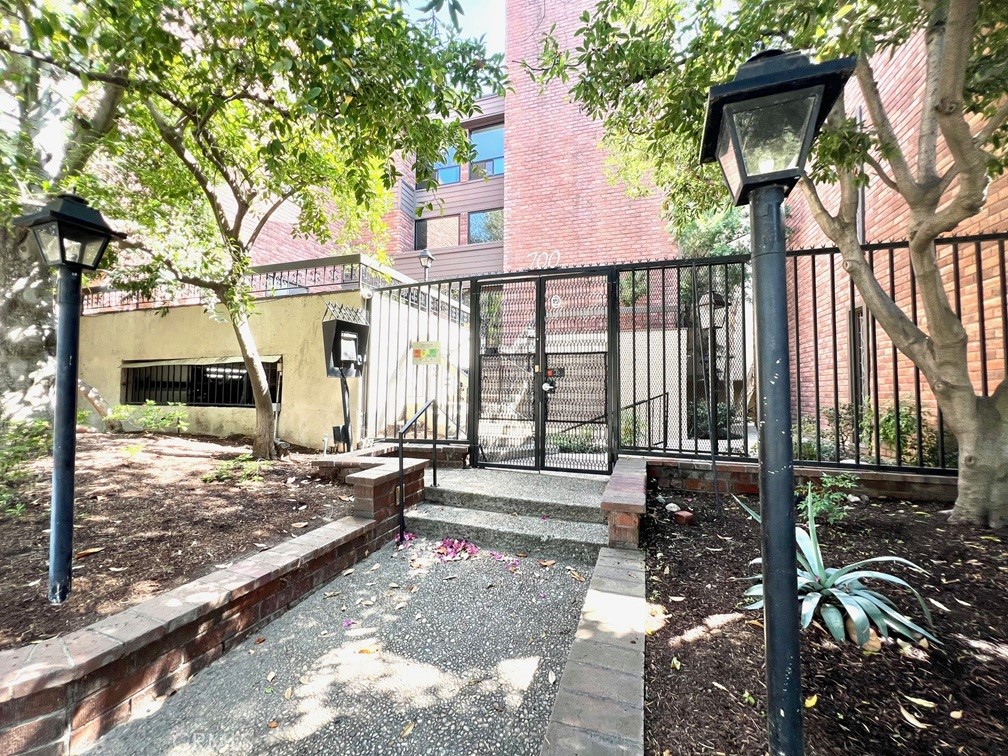 700 S Lake Avenue 111