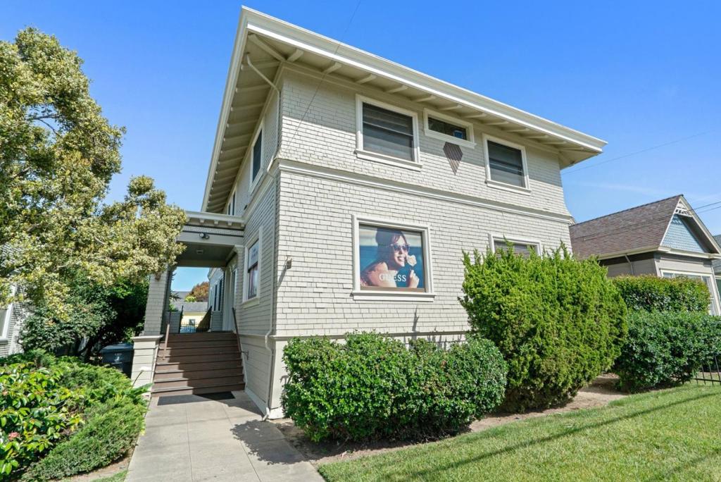 217 E Lake Avenue