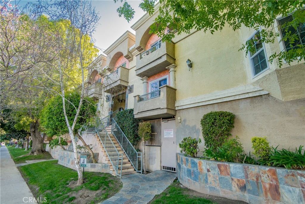 7045 Woodley Avenue 218