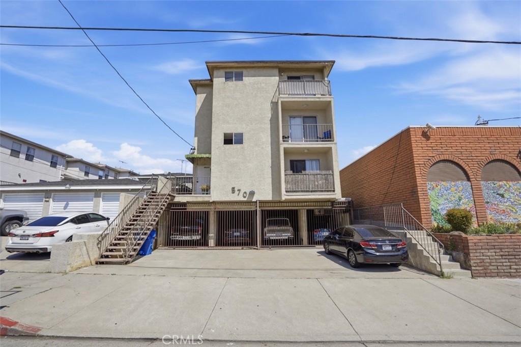 570 W 8th
