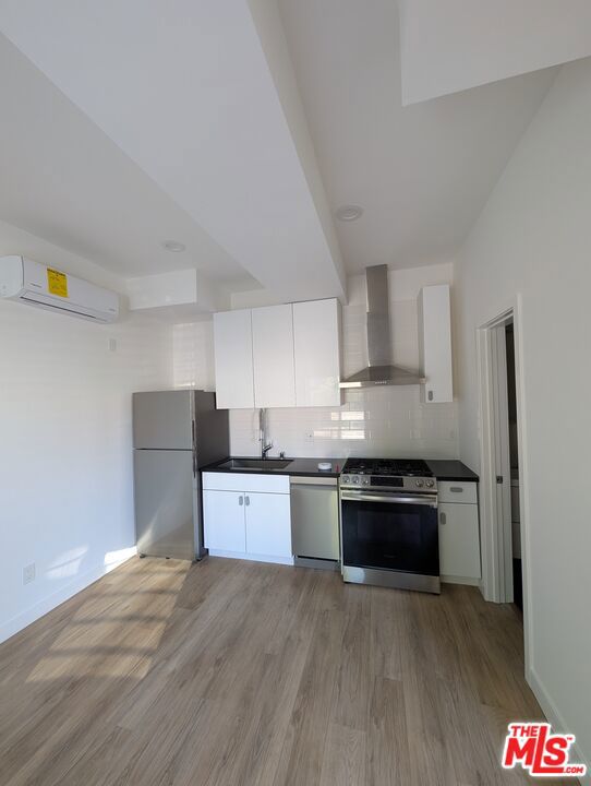 2626 Cloverfield Boulevard 12