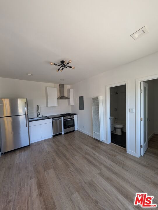 2626 Cloverfield Boulevard 10