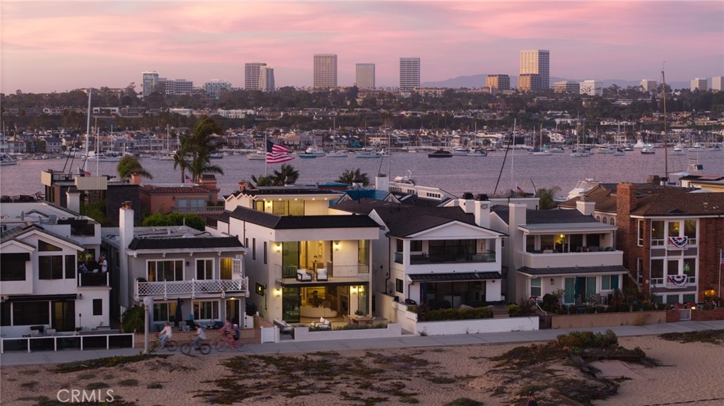 1123 E Balboa