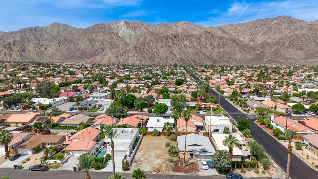 52065 Avenida Navarro