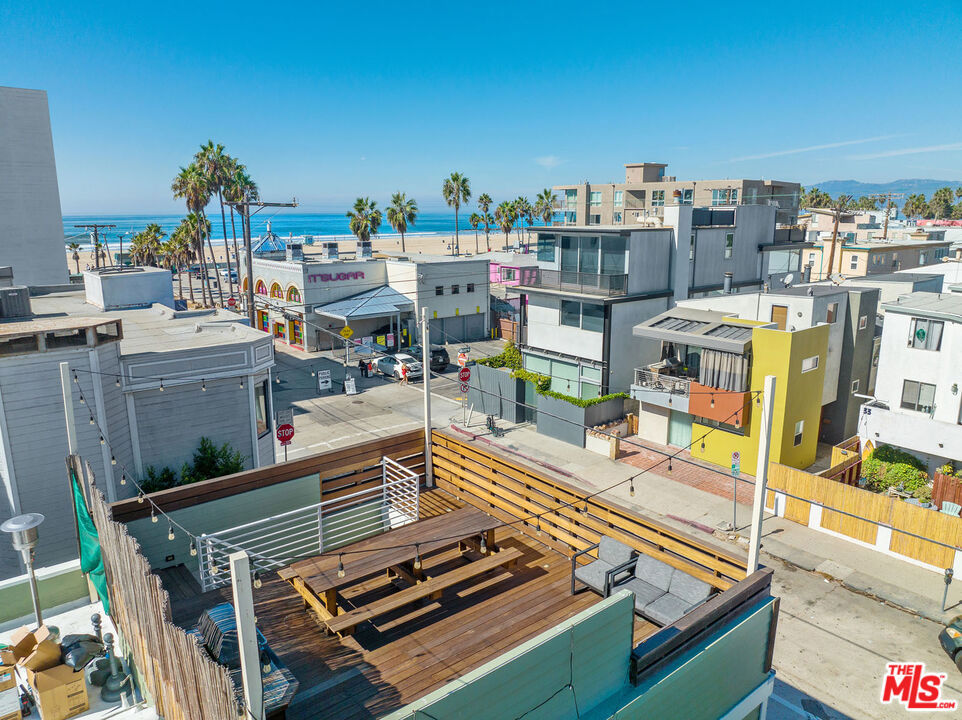 32 N Venice Boulevard