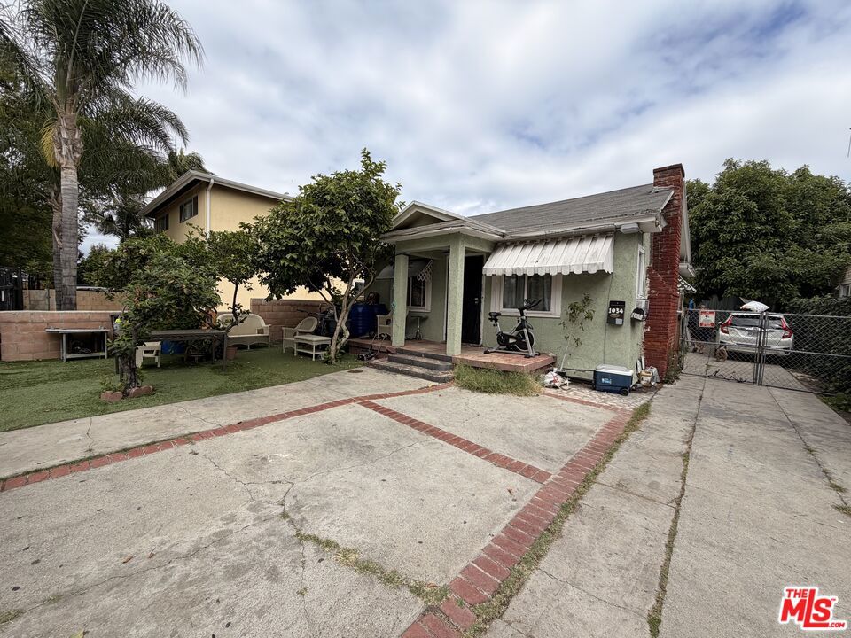 1032 N Ridgewood Place