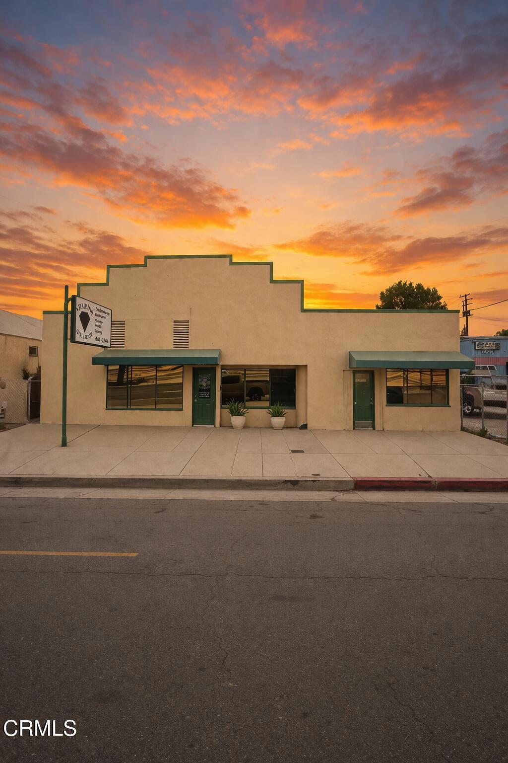 588 E Lerdo Highway