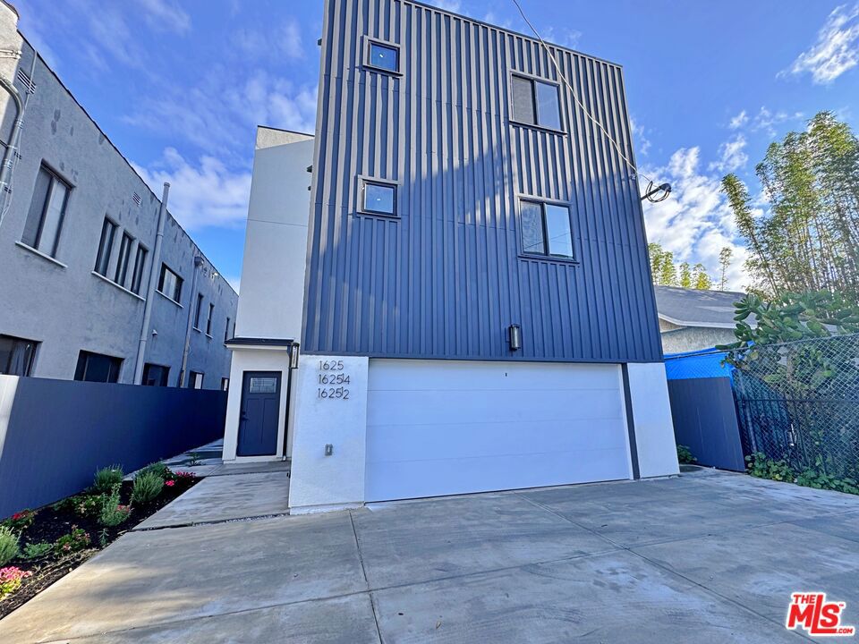 1625 W 37th Place