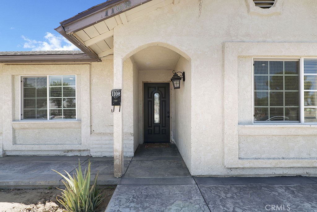 1108 E Lancaster