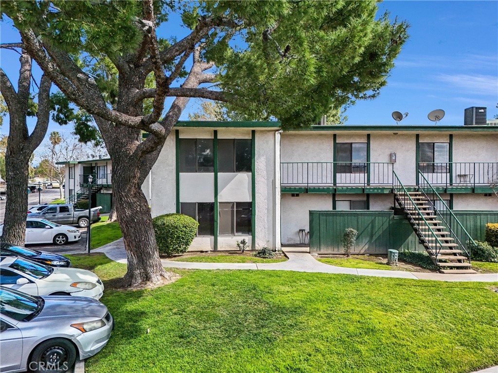 1735 E Washington B28