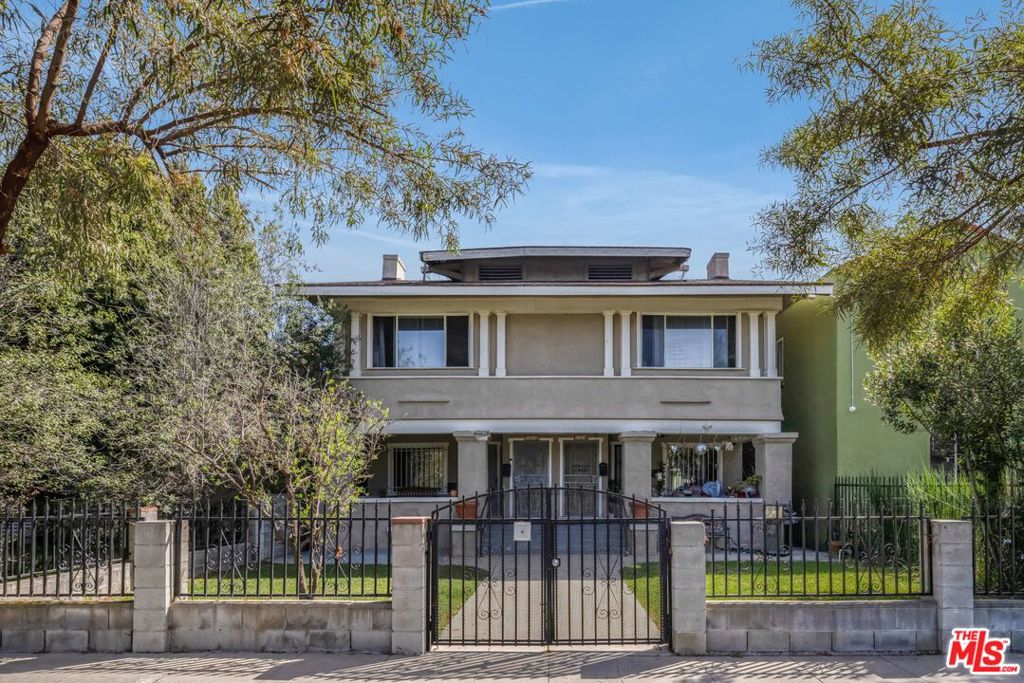 2822 S La Salle Avenue
