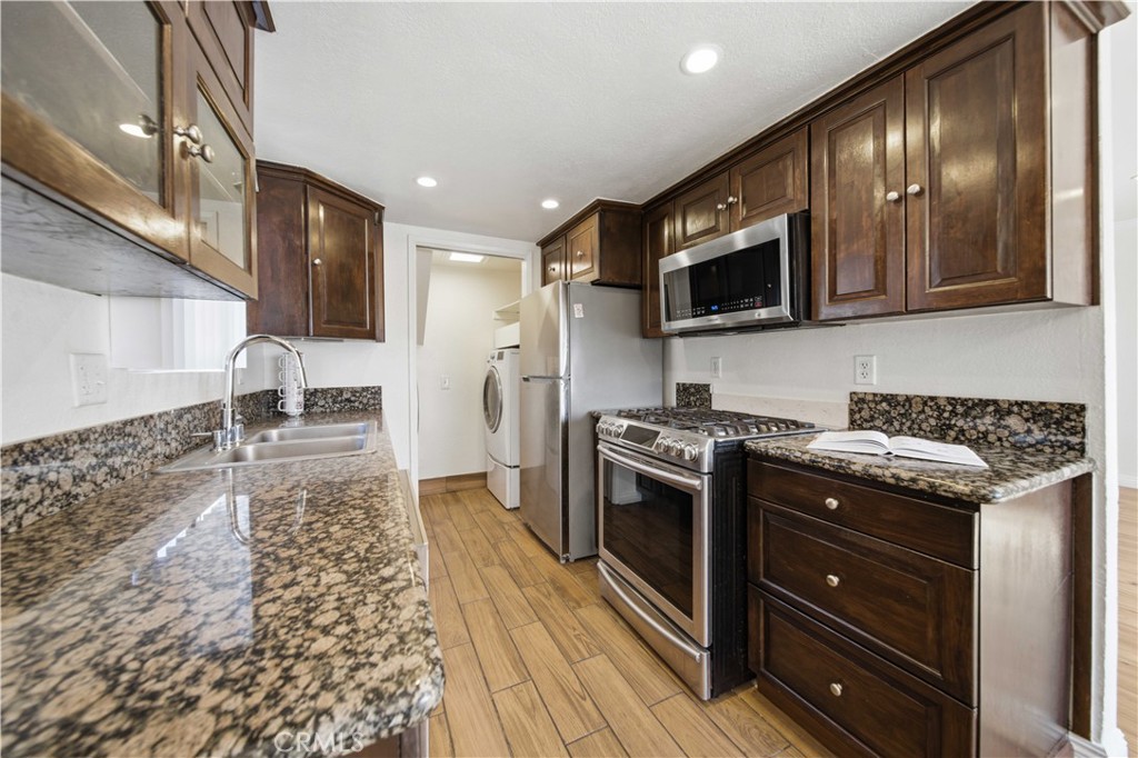 9047 Langdon Ave 6