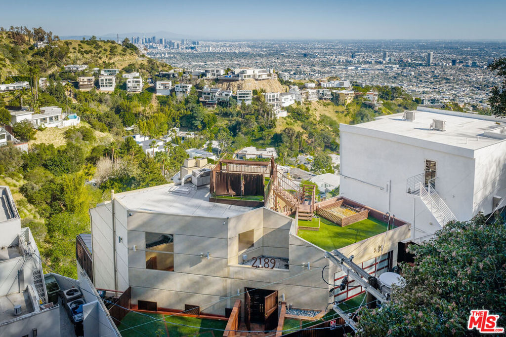2189 Sunset Plaza Drive