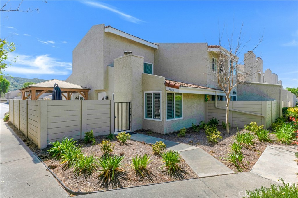5688 E Los Angeles